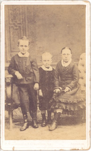 foto-21897 Portret van Elisabeth Rus en haar halfbroertjes Willem en Cornelis Groot, 188-?