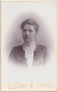foto-21941 Portret van een jonge vrouw, 1900