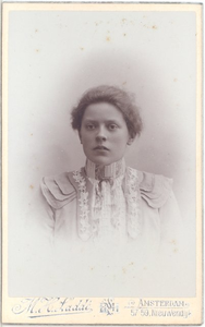 foto-21943 Portret van een jonge vrouw, 1900