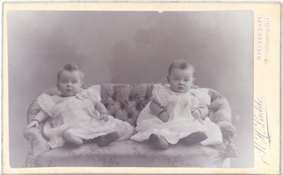 foto-21947 Portret van Martha en Marie Ot, 1900