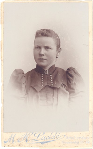 foto-22034 Portret van een jonge vrouw, 1900