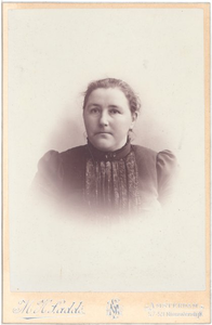 foto-22164 Portret van Maartje Waagmeester, 1900