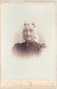 foto-22170 Portret van Lijsje Booij, echtgenote van Jacob Waagmeester, 1900