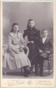 foto-22171 Portret van twee meisjes en een jongen, 1900