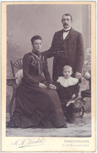 foto-22172 Portret van Willem van Vuure, echtgenote Grietje Pronk en kind, 1900