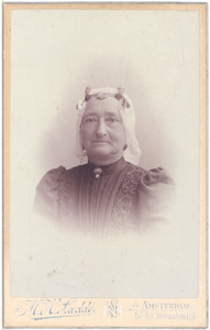foto-22185 Portret van Lijsje Booij, echtgenote van Jacob Waagmeester, 1900