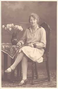 foto-22192 Portret van, vermoedelijk, Marie Ott, dochter van Jan Ott en Betje van Harlingen, 1945