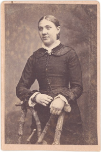 25158 Portret van een jongedame, 189-?