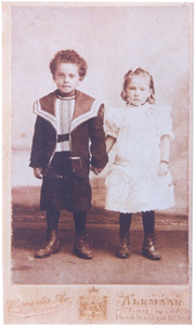 foto-25668 Portret van Jansje Maria Dekker en haar broertje Cor Dekker, ca. 1900