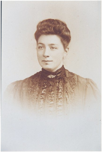 foto-25737 Portret van Gijsberta Maria van den Raadt, 1906?
