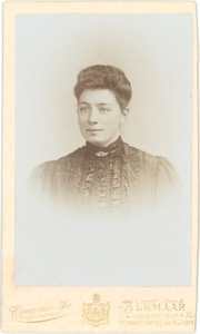 foto-25739 Portret van Gijsbertha Maria van den Raadt, 1906?