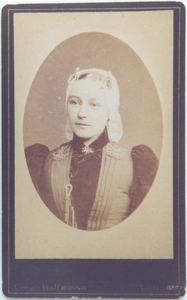 foto-25841 Portret van Maartje (Maria) Zuurbier omstreeks 1890, 189-?