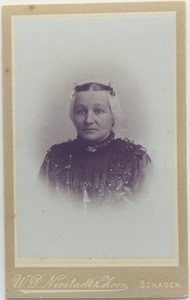 foto-25866 Portret van Antje (Anna) Zuurbier omstreeks 1910, ca. 1910