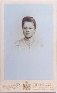 foto-25886 Portret van een jonge vrouw omstreeks 1900, 1900