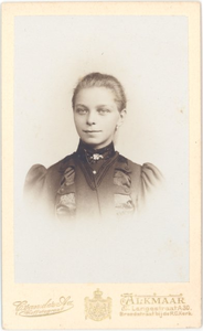 26396 Portret van Maartje de Geus uit Warmenhuizen, 189-?