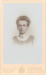 foto-26410 Portret van Trijntje Nieuwland (jong overleden), 1900