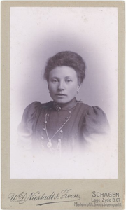foto-26893 Portret van juffrouw Schoorl, 1900