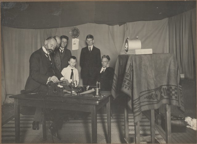 foto-L393 Eerste radio-uitzending van een concert dat dr. H.A. Naber gaf op zijn toverfluit, 28 november 1924, 1924?