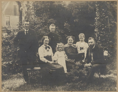 foto-L52 Portret van de familie Mol-Nobel en van het gezin van dominee Van Dijk te Venhuizen, ca. 1910
