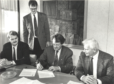 foto-12851 Gemeente Hoorn tekent contract met aannemingsbedrijf Jo Roelof Zeeman, ca. 1989