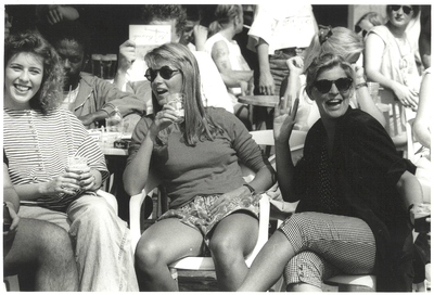 15003 Genieten van de zon en een drankje op een Hoorns terrasje, 1990 (?), 4 juli (Zomer)