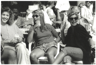foto-15003 Genieten van de zon en een drankje op een Hoorns terrasje, 1990 (?), 4 juli (Zomer)