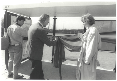 15012 Wethouder J. van der Werff neemt abri van de firma Alrecon officieel in gebruik, 1989