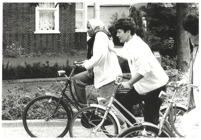 foto-15224 Fietscursus voor allochtone vrouwen in Hoorn, 1995