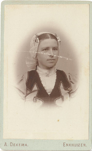 46345 Portret van een jongedame met Westfriese kap, 1900