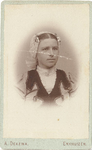 foto-15530 Portret van een jongedame met Westfriese kap, 1900