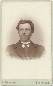 46346 Portret van een jongeman, 1900