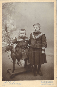 46347 Portret van twee kinderen gekleed in matrozenpakje, 1900