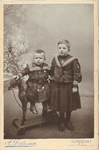 foto-15532 Portret van twee kinderen gekleed in matrozenpakje, 1900