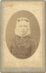 foto-15539 Portret van een jongedame met Westfriese kap, 187-?