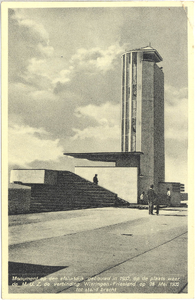 18400 Monument op den afsluitdijk, gebouwd in 1933, op de plaats waar de M.U.Z. de verbinding Wieringen-Friesland op 28 ...