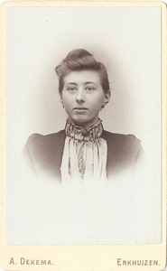 46018 Portret van een jongedame, 189-?