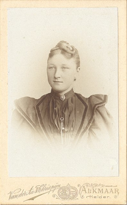 46020 Portret van een jongedame, 189-?