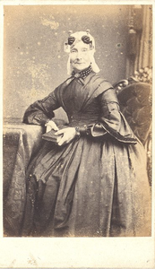 foto-10200 Portret van Maartje Houter, 186-?