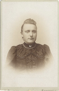 46093 Portret van een vrouw, 189-?