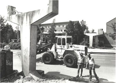 11663 Hoorn : voetgangersbrug over De Weel wordt gesloopt