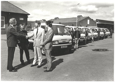 foto-12250 Overdracht auto's aan afdeling Openbare Werken van de gemeente Hoorn, 1989, 28 april