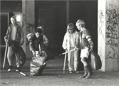 foto-12323 Kinderen ruimen papier en zwerfvuil op in de Grote Waal te Hoorn, 1988, 25 augustus