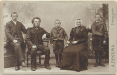 foto-19397 Portret van het gezin van Albertus van der Oord en Dieuwertje Burger, ca. 1910