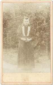 46521 Portret van een jonge vrouw, 188-?