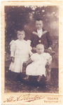 foto-26004 Portret van Anna, Arie en Marie van Kampen omstreeks 1910, ca. 1910