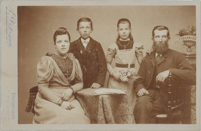 foto-28640 Portret van het gezin van Klaas Singer en Trijntje Schilt, 189-?