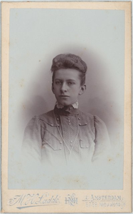 foto-30435 Portret van Th. Lakeman, echtgenote van M.C. van Leeuwen, 1900