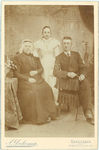 foto-32082 Portret van Cornelis Neefjes, echtgenote Alida Schaper en Lijpje Schouten omstreeks 1900, 1900