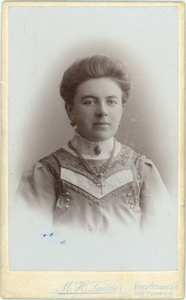 foto-32111 Portret van Antje Noordeloos omstreeks 1910, ca. 1910