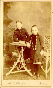 foto-5063 Portret van Helena Johanna en Johanna Maria Vermande, ca. 1885